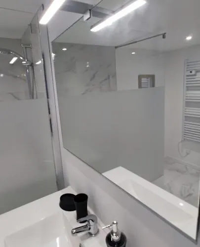 Apartment Le Celestin - Centre-ville Avec Terrasse Et Salon De Jardin